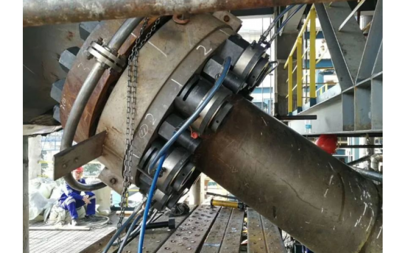 化肥氨合成塔顶盖螺栓预紧客户选用星空体育(中国)KWZK液压螺栓拉伸器